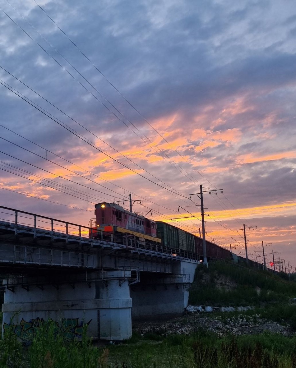 Мост. Тепловоз. Рассвет.